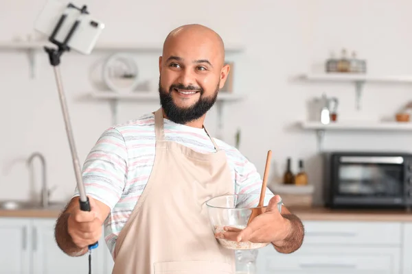 Mutfakta Bir Kase Hamuru Olan Yakışıklı Bir Adam — Stok fotoğraf