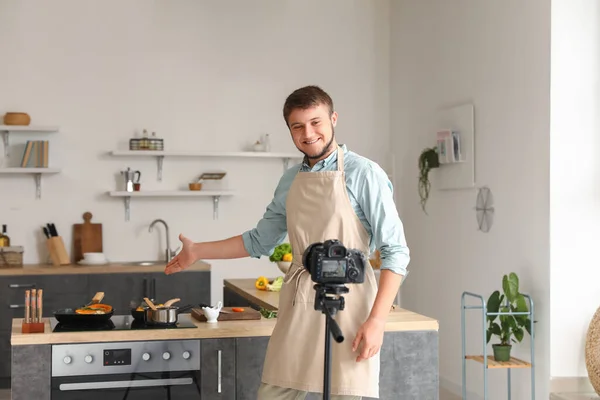 Gülümseyen Genç Adam Mutfakta Yemek Pişirme Videoları Öğretiyor — Stok fotoğraf