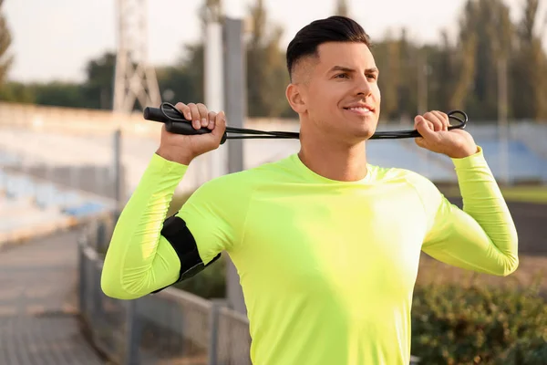 Joven Deportivo Con Entrenamiento Cuerda Aire Libre — Foto de Stock