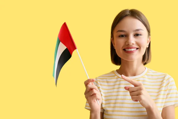 Vacker Ung Kvinna Pekar Förenade Arabemiraten Flagga Gul Bakgrund — Stockfoto