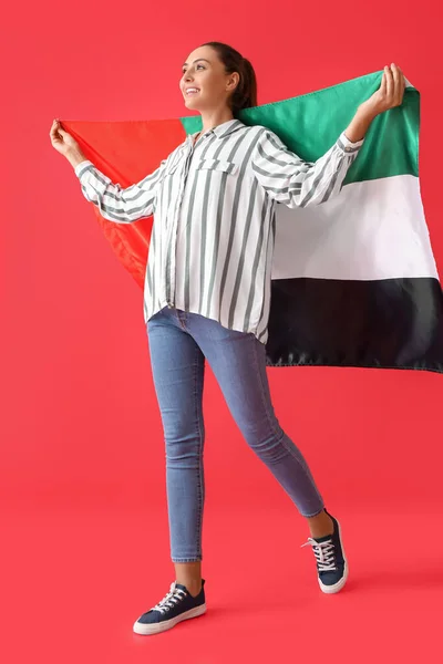 Vacker Kvinna Med Förenade Arabemiraten Flagga Röd Bakgrund — Stockfoto