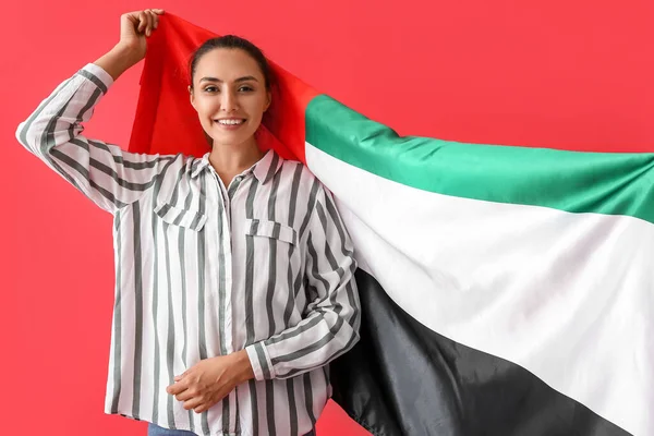 Vacker Kvinna Med Förenade Arabemiraten Flagga Röd Bakgrund — Stockfoto