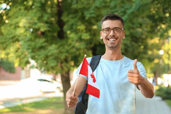Mężczyzna Student Flaga Kanada Pokazując Kciuk Górę Zewnątrz — Zdjęcie stockowe