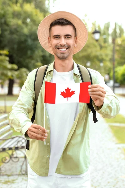 Turista Masculino Com Bandeira Canadá Parque — Fotografia de Stock