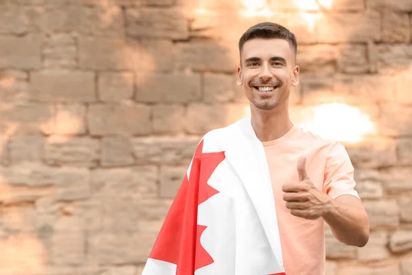 Młody Człowiek Flagą Kanady Pokazuje Kciuk Góry — Zdjęcie stockowe