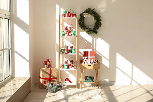 Κομψό Ημερολόγιο Έλευση Και Διακόσμηση Των Χριστουγέννων Κοντά Λευκό Τοίχο — Φωτογραφία Αρχείου