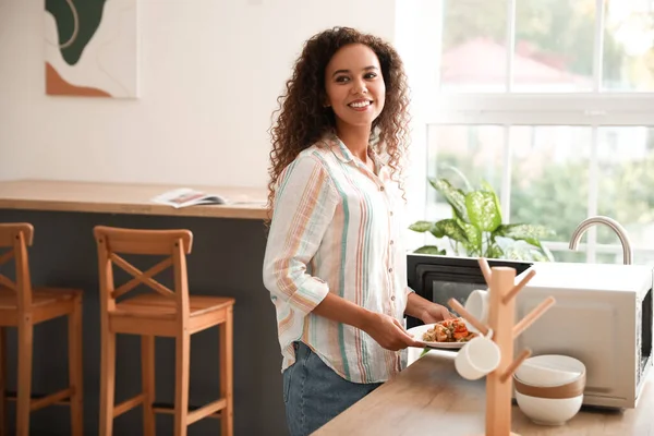 Joven Mujer Afroamericana Tomando Comida Caliente Del Horno Microondas Cocina —  Fotos de Stock