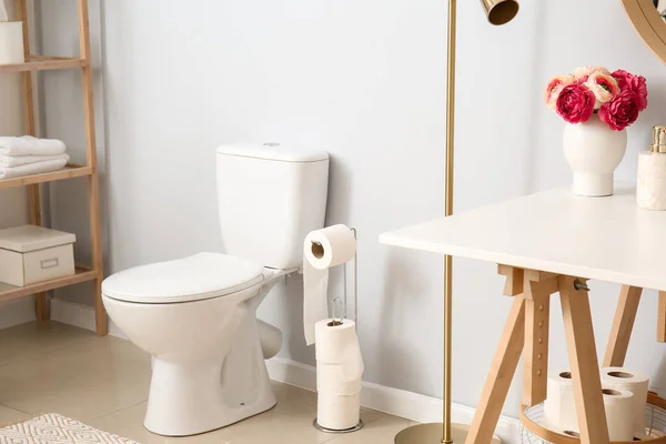 Holder Dengan Gulungan Kertas Dan Toilet Mangkuk Dekat Dinding Cahaya — Stok Foto