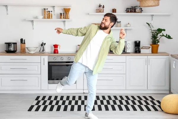 Mutfakta Dans Eden Yakışıklı Adam — Stok fotoğraf