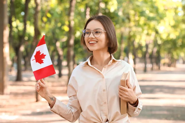 Прекрасна Студентка Прапором Канади Книга Відкритому Повітрі — стокове фото