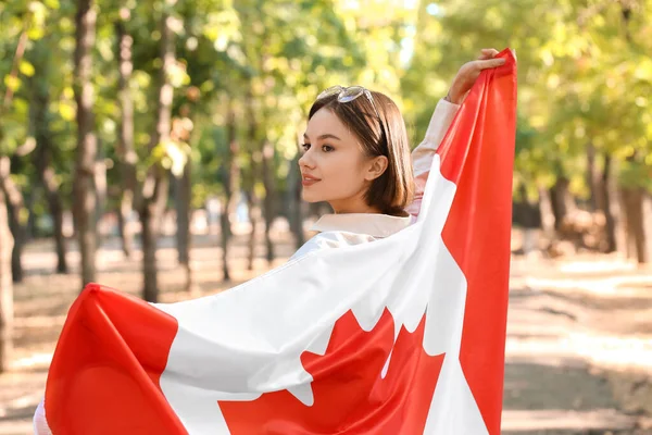Красива Молода Жінка Прапором Канади — стокове фото