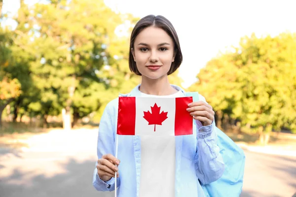美丽的女游客 在户外悬挂加拿大国旗 — 图库照片