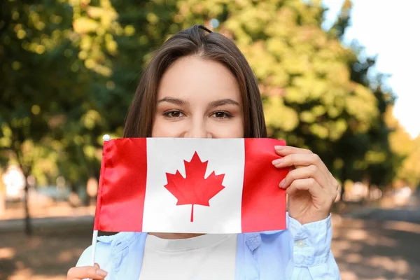 Mulher Bonita Com Bandeira Canadá Livre — Fotografia de Stock