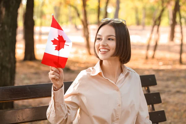 Mulher Bonita Com Bandeira Canadá Sentado Banco Livre — Fotografia de Stock