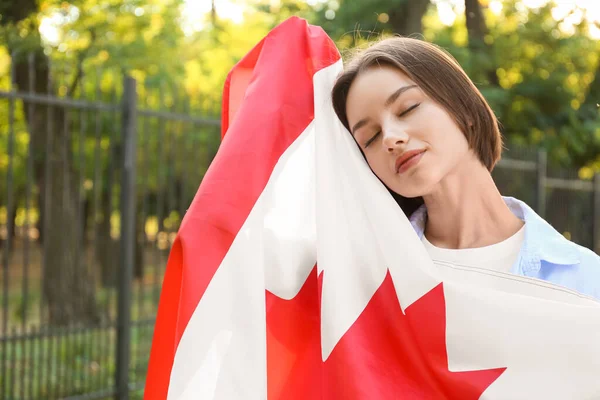 Belle Jeune Femme Avec Drapeau Canada Extérieur — Photo