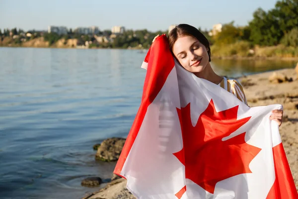 Mulher Bonita Com Bandeira Canadá Perto Rio — Fotografia de Stock