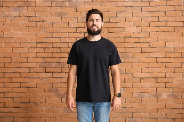 Knappe Man Zwart Shirt Bakstenen Achtergrond — Stockfoto