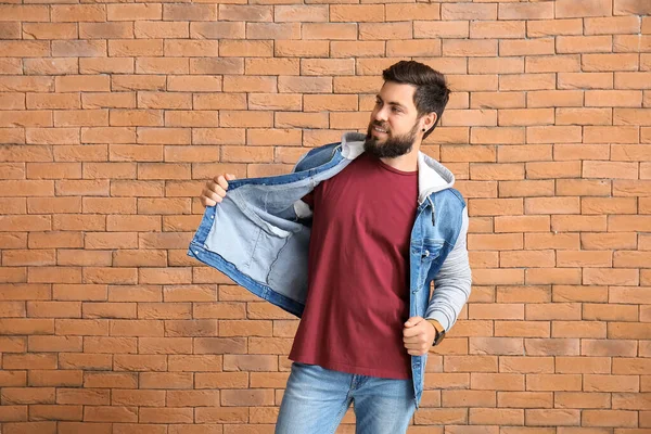 Hombre Guapo Con Chaqueta Camiseta Roja Sobre Fondo Ladrillo — Foto de Stock