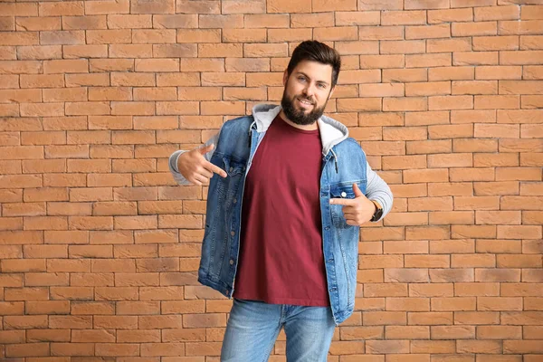 Hombre Guapo Señalando Camiseta Roja Sobre Fondo Ladrillo — Foto de Stock