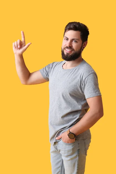 Hombre Guapo Camiseta Gris Apuntando Algo Sobre Fondo Amarillo —  Fotos de Stock