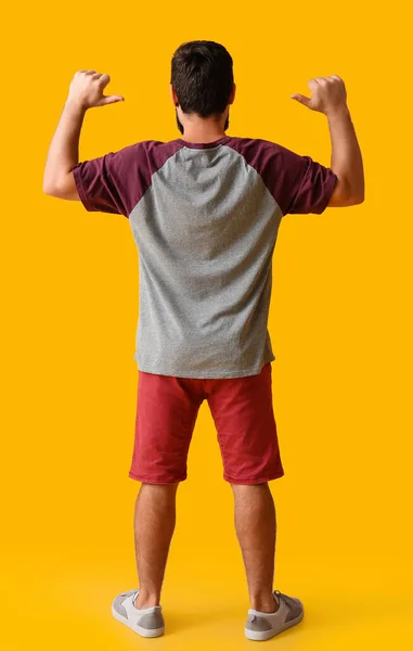 Hombre Guapo Camiseta Sobre Fondo Amarillo —  Fotos de Stock