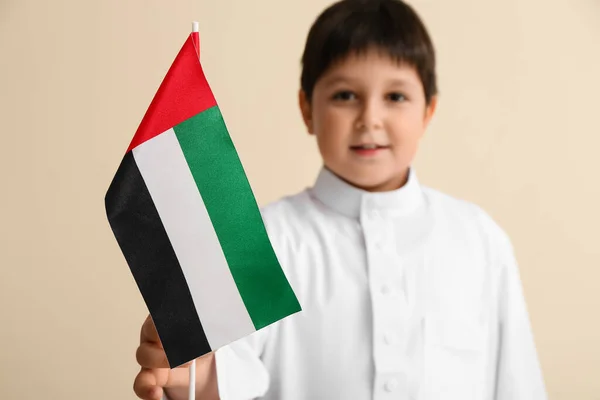 Aranyos Kisfiú Nemzeti Zászló Egyesült Arab Emírségek Fény Háttér — Stock Fotó