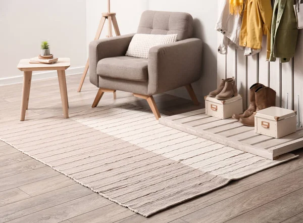 Table Avec Plante Intérieur Fauteuil Cintre Avec Des Vêtements Dans — Photo