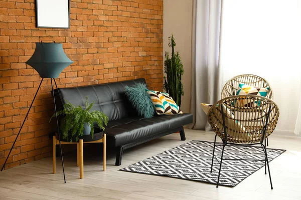 Interieur Eines Stilvollen Wohnzimmers Mit Stehlampe Stühlen Und Schwarzer Couch — Stockfoto