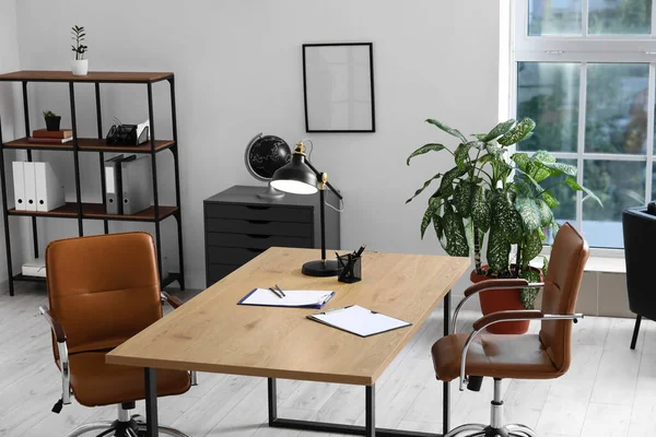 Interior Kantor Modern Dengan Meja Kursi Dan Lampu Hitam — Stok Foto