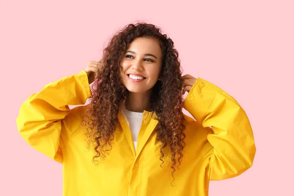 Lächelnde Junge Afroamerikanerin Gelbem Regenmantel Auf Rosa Hintergrund — Stockfoto