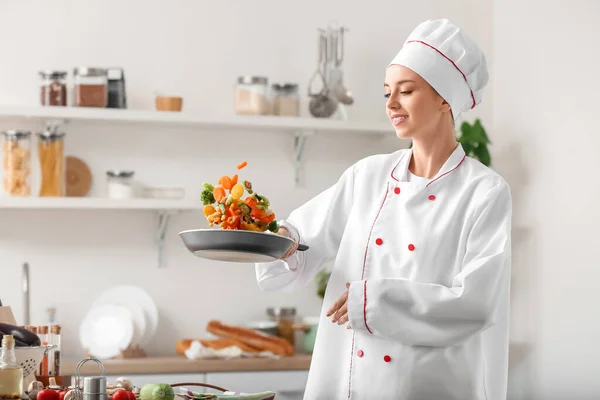 女厨师在厨房里煎蔬菜 — 图库照片