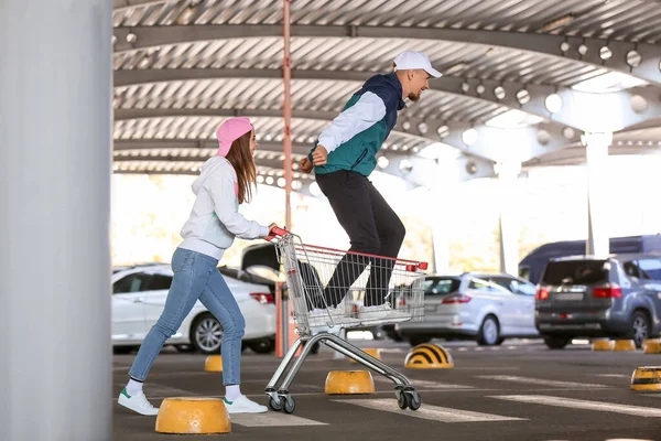 Jovem Mulher Montando Seu Namorado Carrinho Compras Estacionamento — Fotografia de Stock