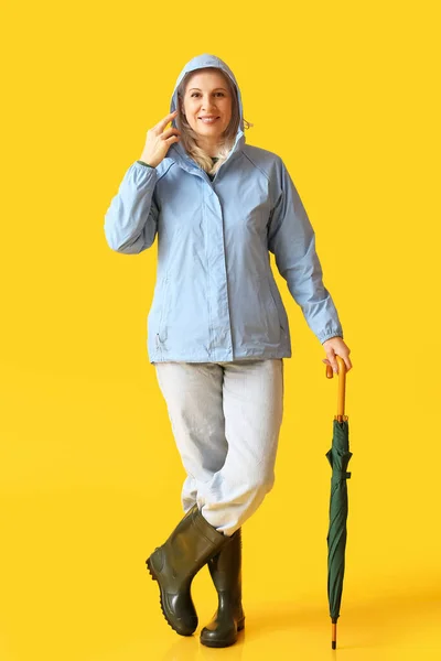 Schöne Reife Frau Gummistiefeln Und Mit Regenschirm Auf Farbigem Hintergrund — Stockfoto