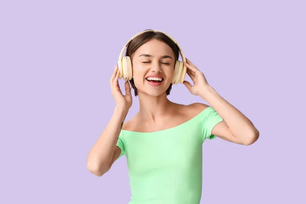 Jovem Feliz Ouvindo Música Sobre Fundo Cor — Fotografia de Stock