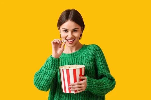 Schöne Junge Frau Mit Einem Eimer Popcorn Auf Farbigem Hintergrund — Stockfoto