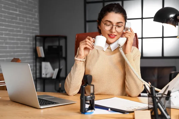 Feminino Notário Público Falando Por Telefone Escritório — Fotografia de Stock