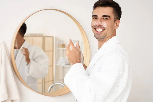 Stilig Ung Man Tvätta Händer Och Ansikte Badrummet — Stockfoto