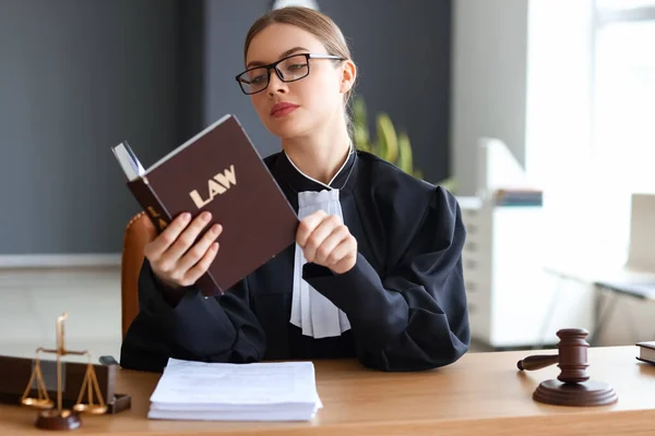 Jueza Femenina Con Libro Lugar Trabajo Sala Del Tribunal — Foto de Stock