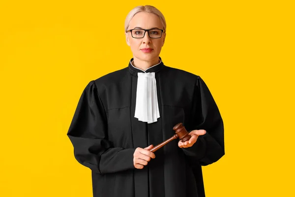 Rijpere Vrouwelijke Rechter Badjas Met Hamer Gele Achtergrond — Stockfoto