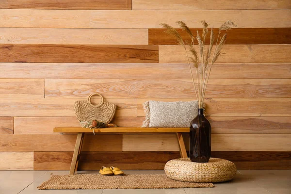 用干芦苇 藤袋和木墙旁边的长椅包裹 — 图库照片