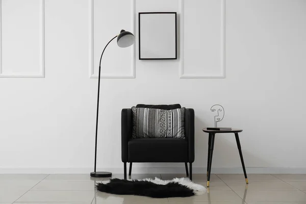 Zwarte Fauteuil Staande Lamp Tafel Bij Lichte Wand — Stockfoto