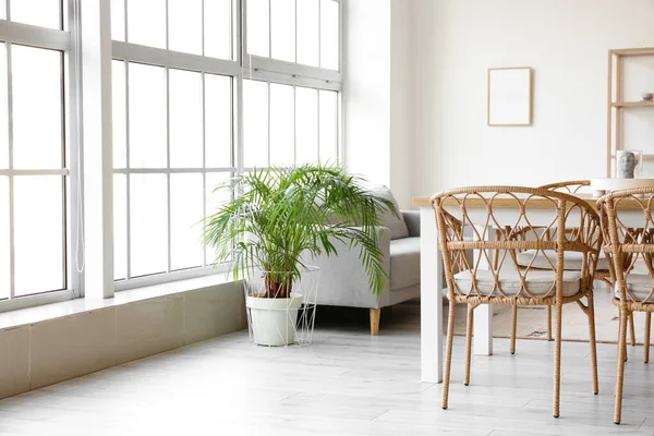 Intérieur Salle Manger Lumineuse Avec Table Canapé Grande Fenêtre — Photo