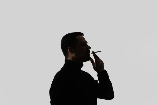 Silhouette Homme Fumeur Sur Fond Clair — Photo