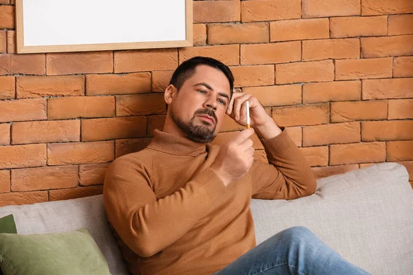 Eftertänksam Man Med Cigarett Hemma Begreppet Vägran Från Dålig Vana — Stockfoto