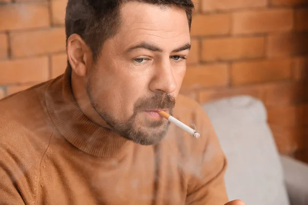 Knappe Rokende Man Thuis — Stockfoto