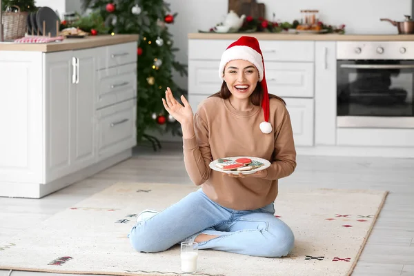 Glückliche Junge Frau Mit Weihnachtsmütze Hält Teller Mit Lebkuchen Hause — Stockfoto