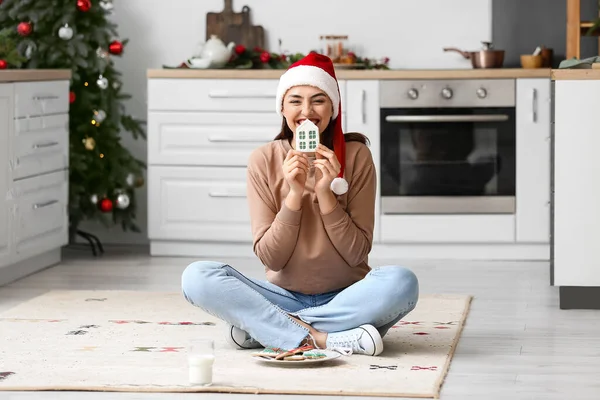 Glückliche Junge Frau Mit Weihnachtsmütze Und Lebkuchen Hause — Stockfoto