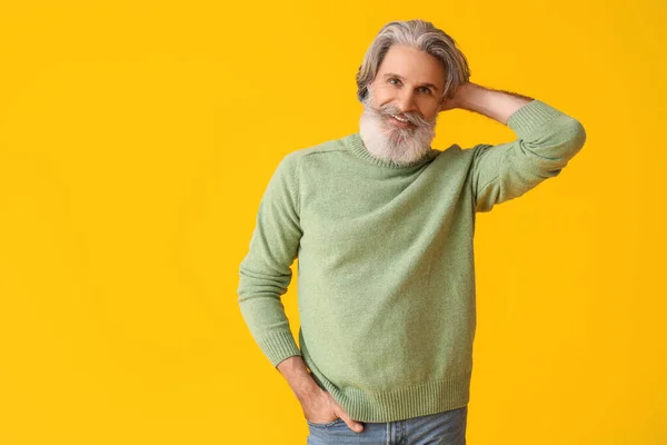 Bello Uomo Anziano Maglia Maglione Sfondo Giallo — Foto Stock