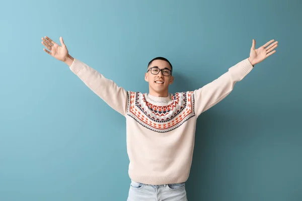 Schöner Junger Asiatischer Mann Strickpullover Auf Blauem Hintergrund — Stockfoto