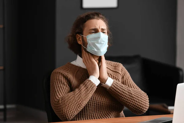 Homem Mau Usando Máscara Médica Escritório — Fotografia de Stock